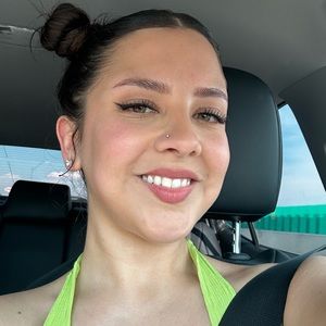 Meet your Posher, Yessenia